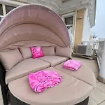 Barbie-themed 3bdr Penthouse Near The Beach, Apartment