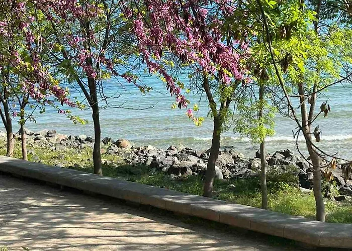 Barbie-themed 3bdr Penthouse Near The Beach,