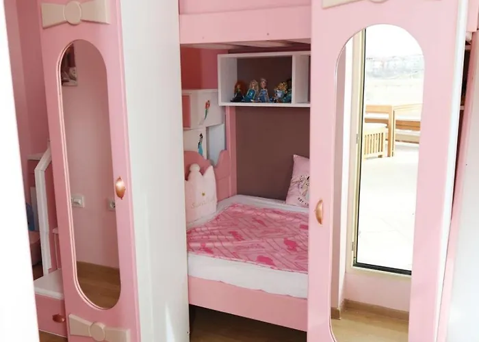 Barbie-themed 3bdr Penthouse Near The Beach, Nessebar