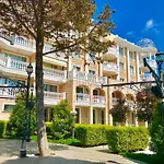 Barbie-themed 3bdr Penthouse Near The Beach, Nesebar