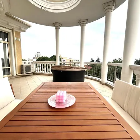 Apartment Barbie-themed 3bdr Penthouse Near The Beach, Nesebar