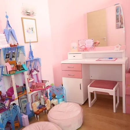 Апартаменти Barbie-themed 3bdr Penthouse Near The Beach, Несебир