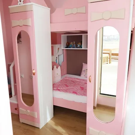 Barbie-themed 3bdr Penthouse Near The Beach, Несебир