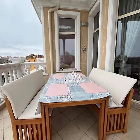 Barbie-themed 3bdr Penthouse Near The Beach, Несебир