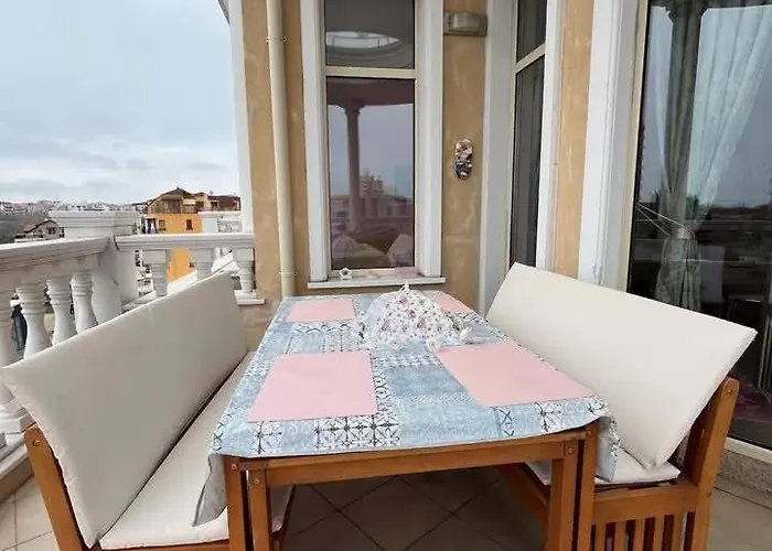 Barbie-themed 3bdr Penthouse Near The Beach, 内塞伯尔
